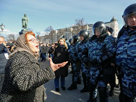 Полицейское оцепление на Пушкинской площади во время митинга в Москве Полицейское оцепление на Пушкинской площади во время митинга в Москве