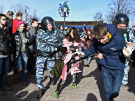 Полиция задерживает протестующих во время митинга в центре Москвы Полиция задерживает протестующих во время митинга в центре Москвы