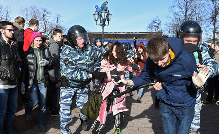 Полиция задерживает протестующих во время митинга в центре Москвы