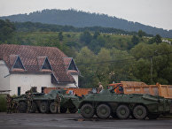 Украинские военные блокируют движение на дороге рядом с Мукачево Украинские военные блокируют движение на дороге рядом с Мукачево