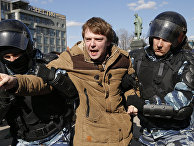 Полиция задерживает протестующих во время митинга в центре Москвы Полиция задерживает протестующих во время митинга в центре Москвы