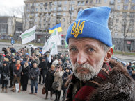 Люди у здания городского совета, во время заседания в Киеве Люди у здания городского совета, во время заседания в Киеве