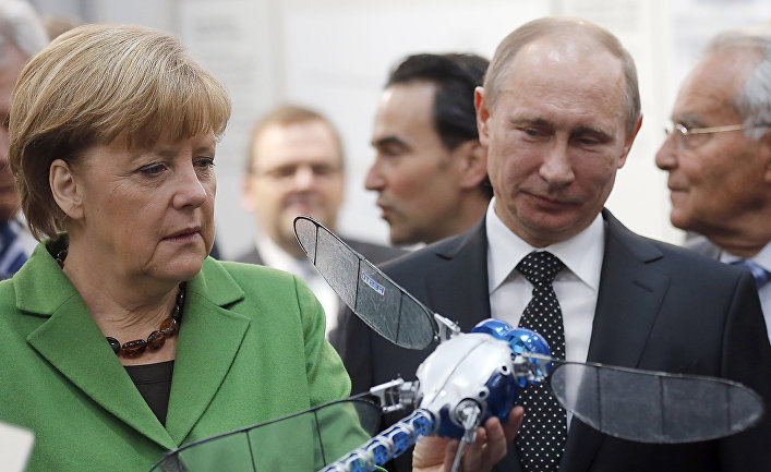Владимир Путин и Ангела Меркель смотрят на робота BionicOpter