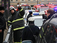Сотрудники спецслужб у станции метро Санкт-Петербурга Сенная площадь Сотрудники спецслужб у станции метро Санкт-Петербурга Сенная площадь