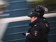 Сотрудники полиции на станции московского метро Сотрудники полиции на станции московского метро