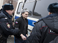 Полицейские задерживают мужчину возле исторического музея на акции протеста акции оппозиции в Москве Полицейские задерживают мужчину возле исторического музея на акции протеста акции оппозиции в Москве