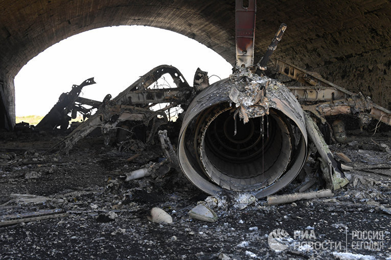 Последствия ракетного удара США по авиабазе в Сирии Последствия ракетного удара США по авиабазе в Сирии