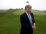 Дональд Трамп с клюшкой для игры в гольф Дональд Трамп с клюшкой для игры в гольф