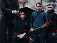 Цветы в память о погибших в метро Санкт–Петербурга Цветы в память о погибших в метро Санкт–Петербурга