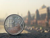 Рублевая монета на фоне Московского Кремля Рублевая монета на фоне Московского Кремля