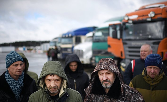 Дальнобойщики на протестной акции против системы "Платон" на Горьковском шоссе Ногинского района Московской области