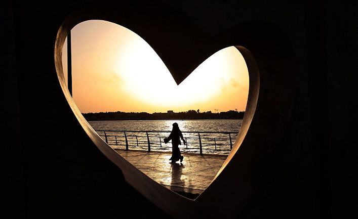 Женщина гуляет вдоль Красного моря в Джидде, Саудовская Аравия