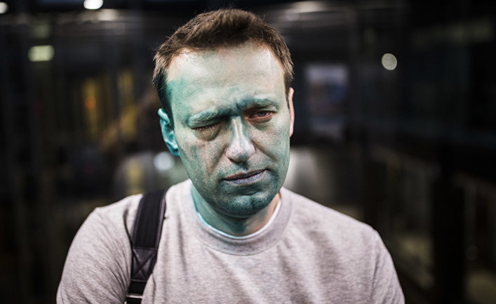 Российский оппозиционер Алексей Навальный после нападения на него неизвестных злоумышленников