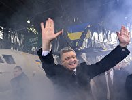 Президент Украины Петр Порошенко на церемонии выкатки многоцелевого грузового самолета АН-132 в цехе самолетостроительного предприятия "Антонов"