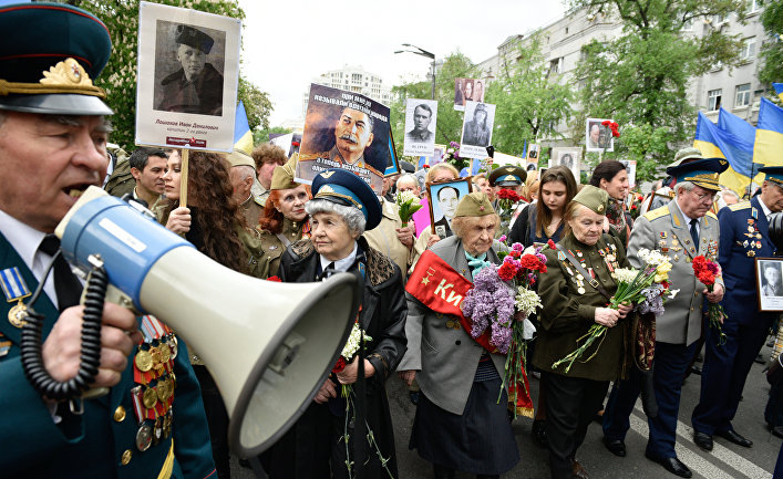 Участники и ветераны ВОВ на акции «Бессмертный полк» в Киеве