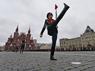 Российские линейные маршируют по Красной площади в Москве Российские линейные маршируют по Красной площади в Москве