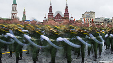 Российские солдаты маршируют по Красной площади во время парада в День Победы