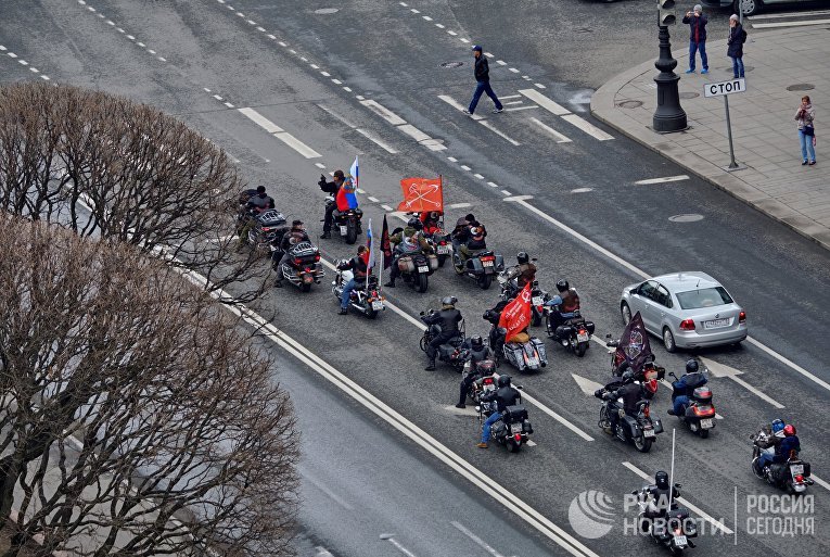 «Ночные волки» освятили мотоциклы возле Исаакиевского собора в Санкт-Петербурге