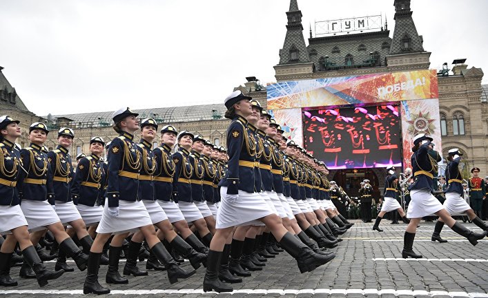 Военнослужащие во время военного парада в Москве. 9 мая 2017