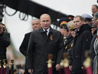 Президент РФ В.Путин и премьер-министр РФ Д.Медведев на военном параде в честь 72-й годовщины Победы в ВОВ