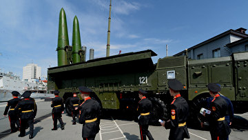 Воспитанники Уссурийского суворовского военного училища осматривают ракетный комплекс «Искандер-М»