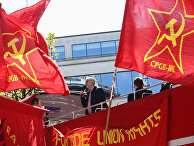 Флаги коммунистической партии Великобритании на первомайском митинге в Лондоне Флаги коммунистической партии Великобритании на первомайском митинге в Лондоне