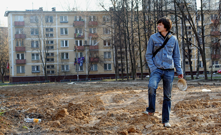 Житель одного из 5-этажный домов в Москве, подготовленных к сносу