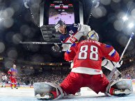 Вратарь сборной России Андрей Василевский и игрок сборной Словакии Михел Миклик в матче Россия-Словакия Вратарь сборной России Андрей Василевский и игрок сборной Словакии Михел Миклик в матче Россия-Словакия