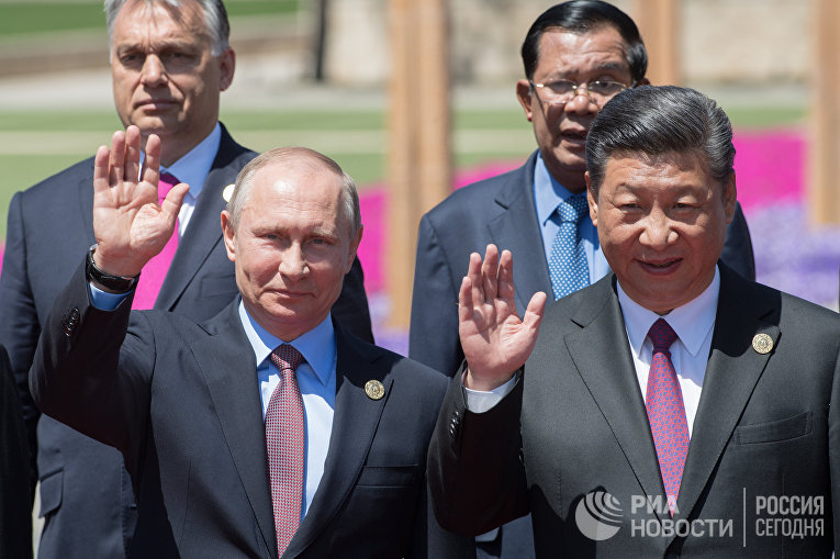 Президент РФ Владимир Путин и председатель КНР Си Цзиньпин на церемонии совместного фотографирования участников круглого стола Международного форума "Один пояс, один путь". 15 мая 2017