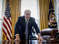 Президент США Дональд Трамп позирует в Овальном кабинете в Вашингтоне Президент США Дональд Трамп позирует в Овальном кабинете в Вашингтоне