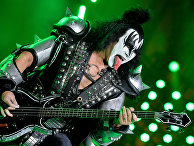 Музыкант группы Kiss Джин Симмонс выступает на концерте в СК "Олимпийский" в Москве Музыкант группы Kiss Джин Симмонс выступает на концерте в СК "Олимпийский" в Москве