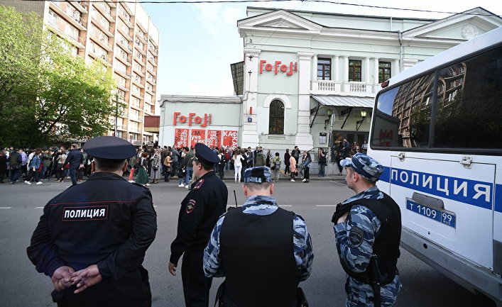Полиция и прохожие у здания «Гоголь-центр» в Москве