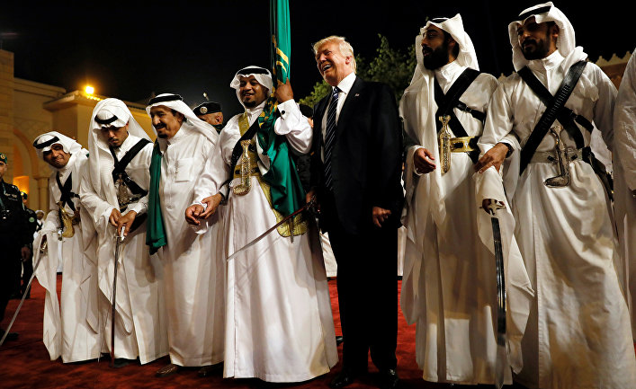Дональд Трамп на церемонии приветствия во время визита в Саудовскую Аравию