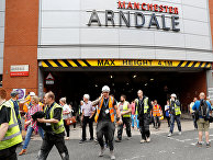 Люди покидают торговый центр Arndale в Манчестере. 23 мая 2017 Люди покидают торговый центр Arndale в Манчестере. 23 мая 2017