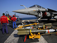 Французский истребитель Rafale перед вылетом на авианосце Шарль де Голль в Персидском заливе Французский истребитель Rafale перед вылетом на авианосце Шарль де Голль в Персидском заливе