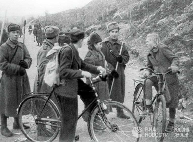Бойцы Красной Армии и жители Киркенеса. Освобождение Северной Норвегии. 1944 год