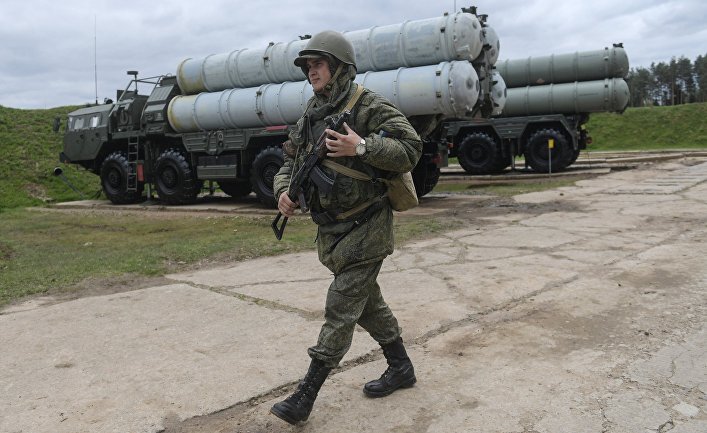 Военнослужащий рядом с зенитными ракетными комплексами С-400 «Триумф»