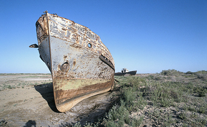 Остатки корабля на месте высохшего Аральского моря