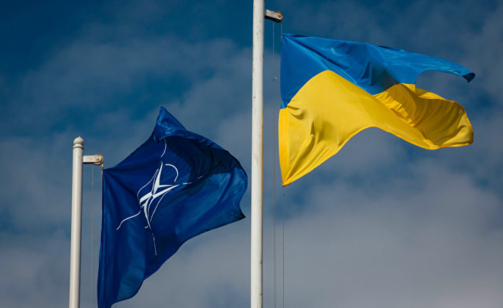 Национальный флаг Украины и флаг Организации Североатлантического договора