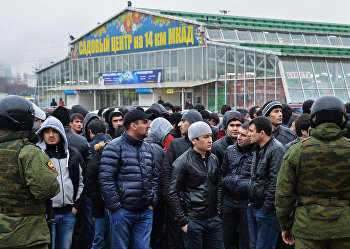 Полиция проверяет московский рынок "Садовод" Полиция проверяет московский рынок "Садовод"