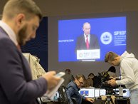 Журналисты в главном пресс-центре форума во время трансляции выступления президента РФ Владимира Путина Журналисты в главном пресс-центре форума во время трансляции выступления президента РФ Владимира Путина