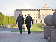 Президент РФ Владимир Путин и премьер-министр Индии Нарендра Моди во время прогулки в Константиновском дворце в Стрельне. 1 июня 2017 Президент РФ Владимир Путин и премьер-министр Индии Нарендра Моди во время прогулки в Константиновском дворце в Стрельне. 1 июня 2017