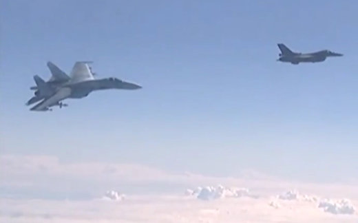 Российский истребитель Су-27 отогнал F-16 НАТО от самолета Шойгу Российский истребитель Су-27 отогнал F-16 НАТО от самолета Шойгу