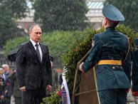 Президент РФ Владимир Путин во время церемонии возложения венков к Могиле Неизвестного Солдата в Александровском саду. 22 июня 2017 Президент РФ Владимир Путин во время церемонии возложения венков к Могиле Неизвестного Солдата в Александровском саду. 22 июня 2017