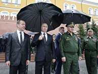 Президент РФ Владимир Путин, председатель правительства РФ Дмитрий Медведев и министр обороны Сергей Шойгу принимают участие в церемонии возложения венков к Могиле Неизвестного Солдата в Александровском саду. 22 июня 2017 Президент РФ Владимир Путин, председатель правительства РФ Дмитрий Медведев и министр обороны Сергей Шойгу принимают участие в церемонии возложения венков к Могиле Неизвестного Солдата в Александровском саду. 22 июня 2017