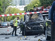 Полиция и сотрудники спецслужб работают на месте взрыва автомобиля в Киеве. 27 июня 2017 Полиция и сотрудники спецслужб работают на месте взрыва автомобиля в Киеве. 27 июня 2017