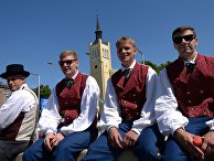 Молодые люди в национальных костюмах в Таллине Молодые люди в национальных костюмах в Таллине