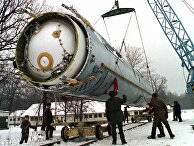 Подготовка ракеты УР-100Н (SS-19 по классификации США и НАТО) к уничтожению, военная часть рядом с поселком Вакуленчук Подготовка ракеты УР-100Н (SS-19 по классификации США и НАТО) к уничтожению, военная часть рядом с поселком Вакуленчук