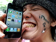 Пользователь со смартфоном iPhone 4 Пользователь со смартфоном iPhone 4