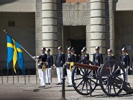Смена гвардейского караула у Королевского дворца в Стокгольме Смена гвардейского караула у Королевского дворца в Стокгольме
